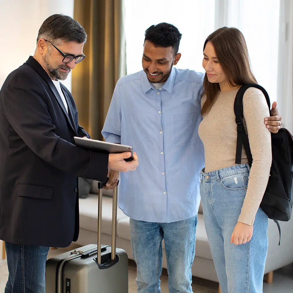Mujer doctora usando laptop para gestionar facturas electrónicas del sector salud