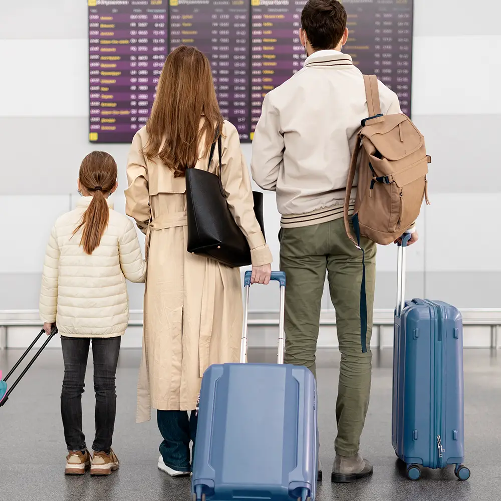 Mujer doctora usando laptop para gestionar facturas electrónicas del sector salud